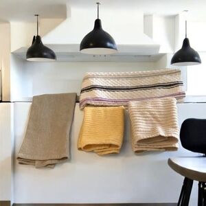 Towels bundle of (4) two towels kitchen two wash clothes all gently use